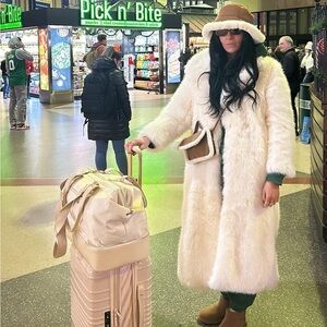 White Faux Fur coat from H&M worn one time size small (oversized)